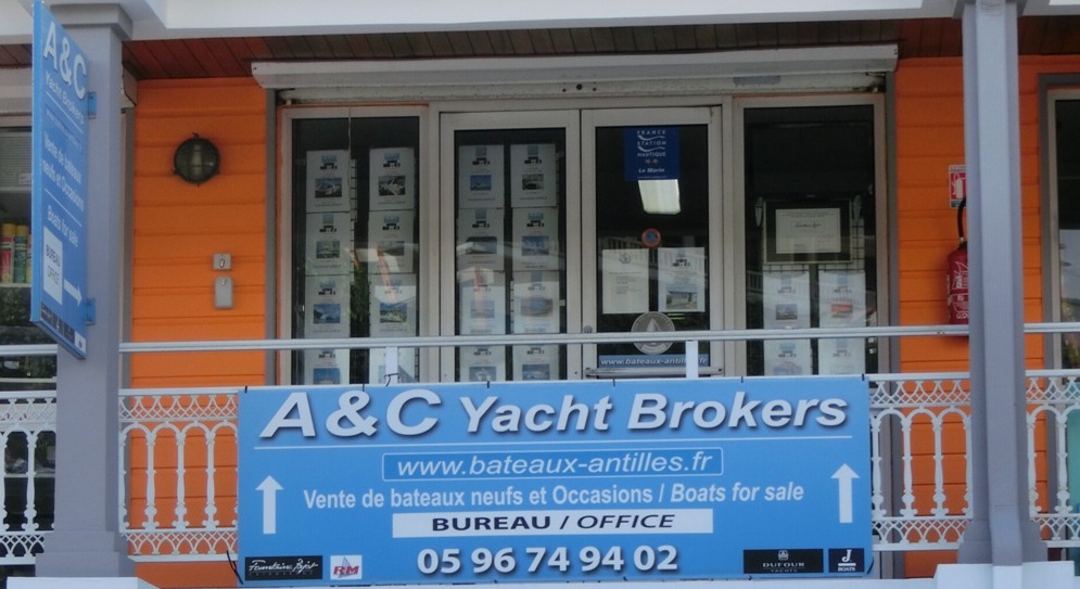 Vue sur le siège social d'A&C Yacht Brokers
