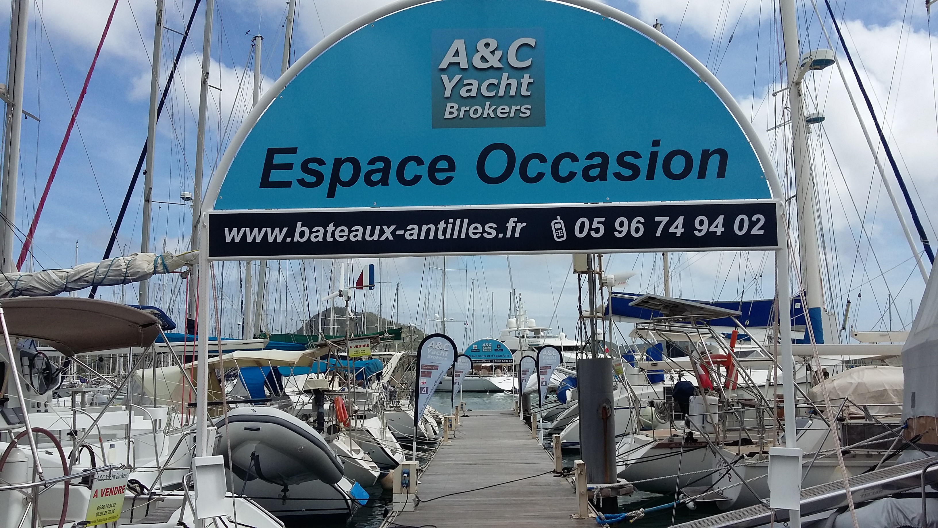 Notre ponton "espace occasion", où sont exposés nos bateaux 