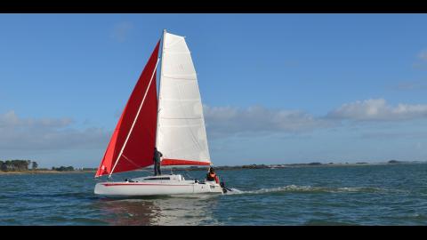 Astusboats Astus 24 en navigation avec gennaker