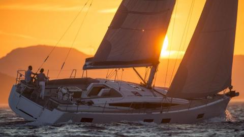 Jeanneau Yacht 54' : Navigating on the wind port tack Jeanneau Yacht 54' : Navigating on the wind port tack