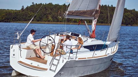 Jeanneau Sun Odyssey 319 : Navigating on the wind port tack Jeanneau Sun Odyssey 319 : Navigating on the wind port tack