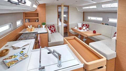 Jeanneau Sun Odyssey 410 : galley long shape on port Jeanneau Sun Odyssey 410 : galley long shape on port