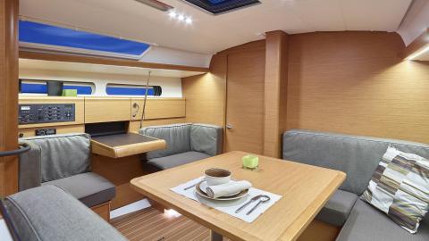 Jeanneau Sun Odyssey 419 : Saloon table and settees Jeanneau Sun Odyssey 419 : Saloon table and settees