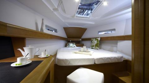 Jeanneau Sun Odyssey 449 : Forward owner cabin seen from the door access Jeanneau Sun Odyssey 449 : Forward owner cabin seen from the door access