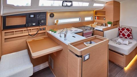 Jeanneau Sun Odyssey 410 : charts table Jeanneau Sun Odyssey 410 : charts table