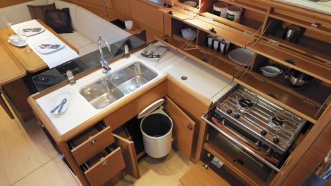 Jeanneau Sun Odyssey 389 : saloon general view Jeanneau Sun Odyssey 389 : saloon general view