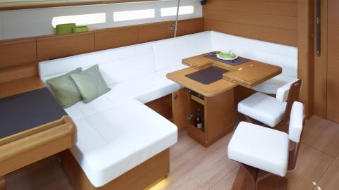 Jeanneau Sun Odyssey 519 : Saloon table and settees Jeanneau Sun Odyssey 519 : Saloon table and settees