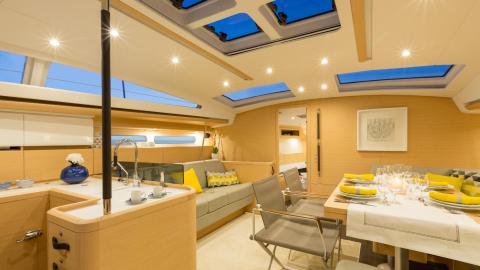 Jeanneau 58 : Saloon general view from the charts table Jeanneau 58 : Saloon general view from the charts table