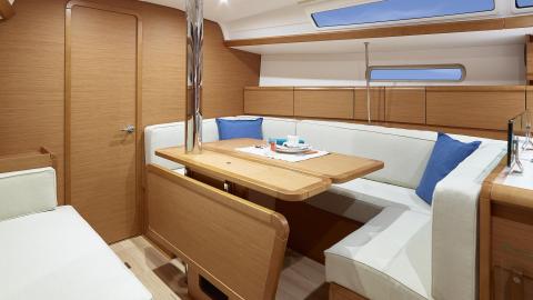 Jeanneau Sun Odyssey 389 : saloon table and settees Jeanneau Sun Odyssey 389 : saloon table and settees
