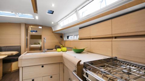 Jeanneau Sun Odyssey 479 : Aft starboard galley Jeanneau Sun Odyssey 479 : Aft starboard galley