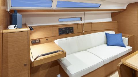 Jeanneau Sun Odyssey 389 : port saloon setttes Jeanneau Sun Odyssey 389 : port saloon setttes