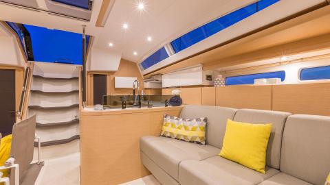 Jeanneau 58 : Port settees in saloon Jeanneau 58 : Port settees in saloon