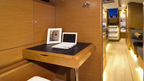 Jeanneau Sun Odyssey 419 : Desk in forward cabin Jeanneau Sun Odyssey 419 : Desk in forward cabin