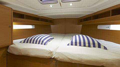 Jeanneau Sun Odyssey 479 : Forward cabin seen from door access Jeanneau Sun Odyssey 479 : Forward cabin seen from door access