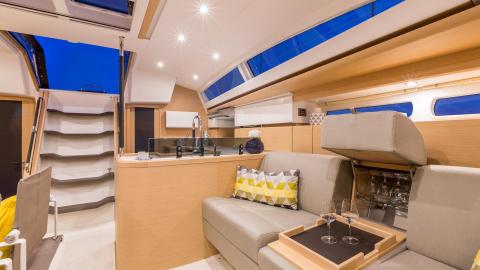 Jeanneau 58 : Port settees in saloon with bar Jeanneau 58 : Port settees in saloon with bar
