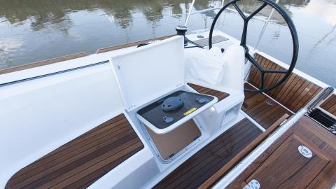 Jeanneau Sun Odyssey 349 : opening hatch on the aft cabin Jeanneau Sun Odyssey 349 : opening hatch on the aft cabin