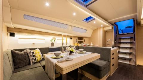 Jeanneau Yacht 51' : Saloon table seen from port settees Jeanneau Yacht 51' : Saloon table seen from port settees