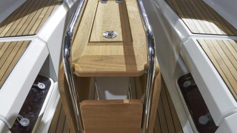 Jeanneau Sun Odyssey 349 : cockpit table Jeanneau Sun Odyssey 349 : cockpit table