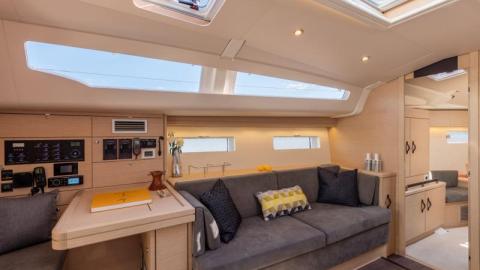 Jeanneau Yacht 51' : Charts table and saloon settees Jeanneau Yacht 51' : Charts table and saloon settees