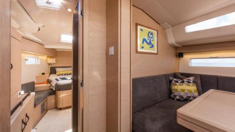 Jeanneau Yacht 51' : Saloon and forward cabin access Jeanneau Yacht 51' : Saloon and forward cabin access
