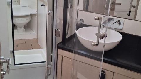 Jeanneau Yacht 65 - hull n°15 : Skipper toilet