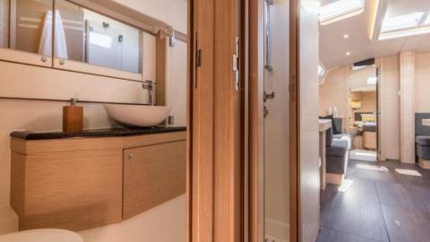 Jeanneau Yacht 51' : Shower room in forward cabin Jeanneau Yacht 51' : Shower room in forward cabin