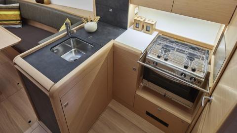 Jeanneau Sun Odyssey 349 : galley L shape on starboard Jeanneau Sun Odyssey 349 : galley L shape on starboard