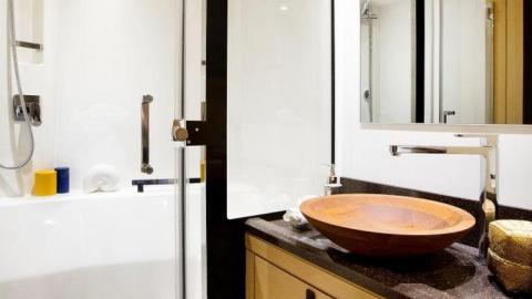 Jeanneau Yacht 64' : Shower and wash basin in shower room Jeanneau Yacht 64' :Shower and wash basin in shower room