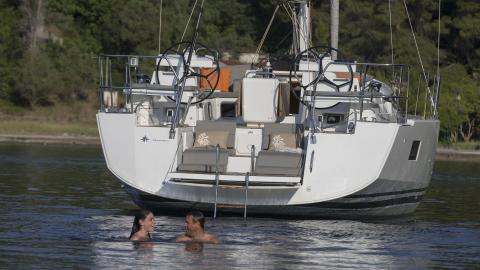 Jeanneau Yacht 54' : Aft transom and swim ladder Jeanneau Yacht 54' : Aft transom and swim ladder