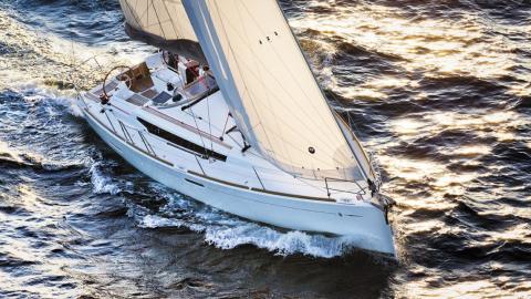 Jeanneau Sun Odyssey 389 : Navigating one the wind Jeanneau Sun Odyssey 389 : Navigating one the wind