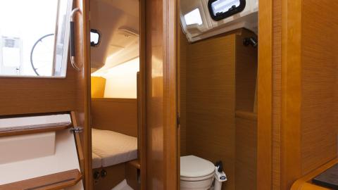 Jeanneau Sun Odyssey 349 : Head and aft port cabin Jeanneau Sun Odyssey 349 : Head and aft port cabin