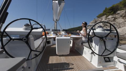 Jeanneau Yacht 54' : Double helm station seen from the transom Jeanneau Yacht 54' : Double helm station seen from the transom