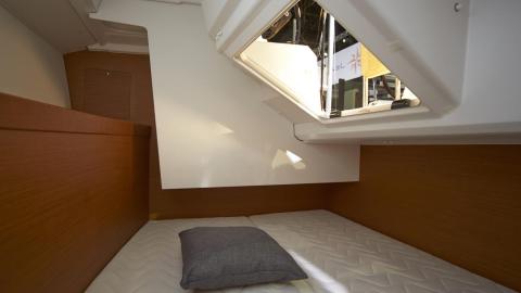 Jeanneau Sun Odyssey 349 : opening hatch in aft starboard cabin Jeanneau Sun Odyssey 349 : opening hatch in aft starboard cabin