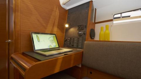 Jeanneau Sun Odyssey 349 : charts table Jeanneau Sun Odyssey 349 : charts table