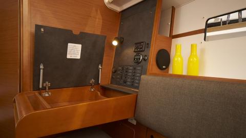 Jeanneau Sun Odyssey 349 : charts table other view Jeanneau Sun Odyssey 349 : charts table other view