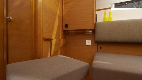 Jeanneau Sun Odyssey 349 : chart table in retractable position Jeanneau Sun Odyssey 349 : chart table in retractable position