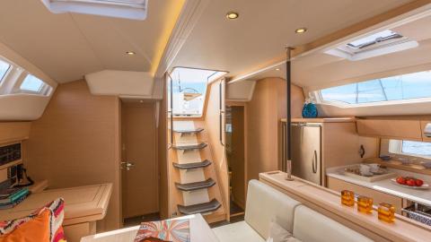 Jeanneau Yacht 54' : Long galley on port version seen from the saloon Jeanneau Yacht 54' : Long galley on port version seen from the saloon