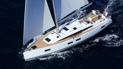 Jeanneau Yacht 51' : Navigating under genoa Jeanneau Yacht 51' : Navigating under genoa