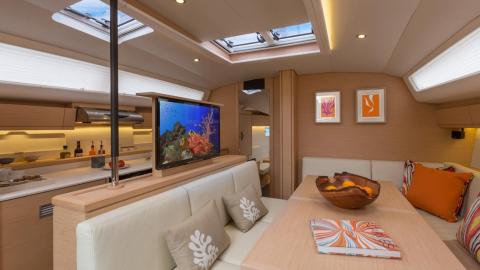 Jeanneau Yacht 54' : Long galley on port with TV escamotable Jeanneau Yacht 54' : Long galley on port with TV escamotable