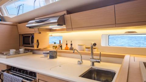 Jeanneau Yacht 54' : Long galley on port Jeanneau Yacht 54' : Long galley on port