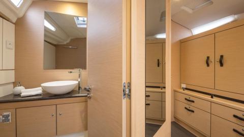 Jeanneau Yacht 54' : Head Jeanneau Yacht 54' : Head