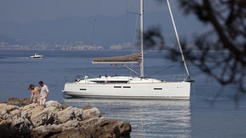 Jeanneau Sun Odyssey 419 : At anchor Jeanneau Sun Odyssey 419 : At anchor