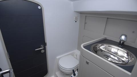 RM Yachts RM 1060: aft port shower room RM Yachts RM 1060: aft port shower room