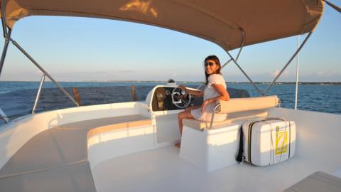 Fountaine Pajot Motor Yachts Summerland 40 LC: fly-bridge and helm station Fountaine Pajot Motor Yachts Summerland 40 LC: fly-bridge and helm station
