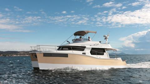 Fountaine Pajot Motor Yachts Summerland 40 LC navigating Fountaine Pajot Motor Yachts Summerland 40 LC navigating