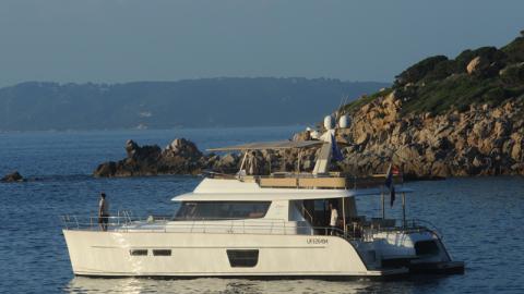 Fountaine Pajot Motor Yachts Queensland 55 at anchor Fountaine Pajot Motor Yachts Queensland 55 at anchor