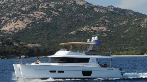 Fountaine Pajot Motor Yachts Queensland 55 navigating Fountaine Pajot Motor Yachts Queensland 55 navigating
