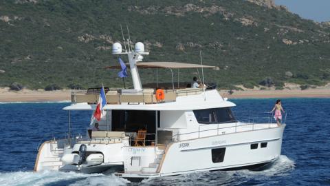 Fountaine Pajot Motor Yachts Queensland 55 navigating Fountaine Pajot Motor Yachts Queensland 55 navigating
