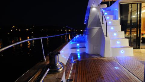 Fountaine Pajot Motor Yachts Queensland 55: side-deck and stairs to fly-bridge Fountaine Pajot Motor Yachts Queensland 55: side-deck and stairs to fly-bridge