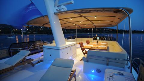 Fountaine Pajot Motor Yachts Queensland 55: fly-bridge general view Fountaine Pajot Motor Yachts Queensland 55: fly-bridge general view